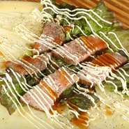 ランチとして食べたり、甘い物が苦手な方のおやつとしてもおすすめ！　お口に入れると牛肉の旨味たっぷりのローストビーフとさっぱりした野菜がほどよくマッチ。しっかりとしたお食事としても満足なクレープです。