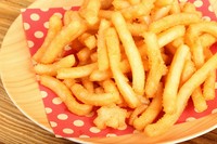 オランダ発祥の家庭料理で、外はカリッ、中はモチモチ。もともと味付けのあるフライドポテトで、人気のメニューです。