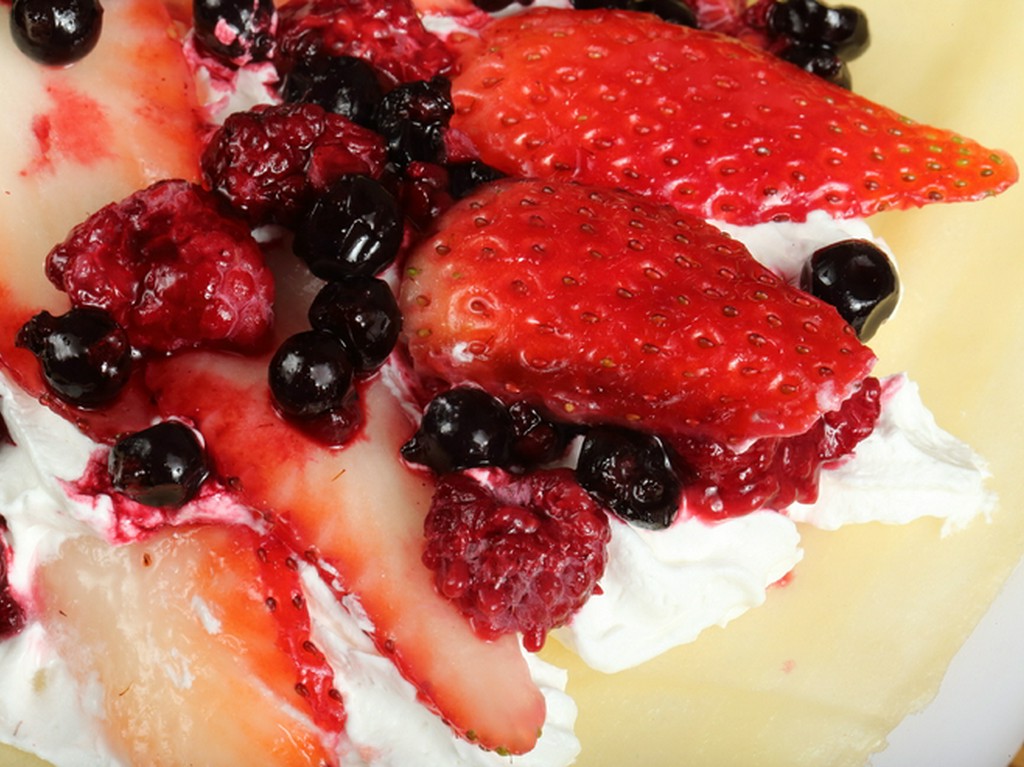 ミックスベリー生クリーム（カシス・イチゴ・ベリー）