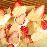 新鮮な採れたてイチゴを、農家さんから直接仕入れて使用。大ぶりで甘いイチゴ・あきひめをふんだんに使い、クリーミーな生クリームの中にパイ生地のサクサクっとした食感も愉しめる、ほどよい甘さのスイーツです。