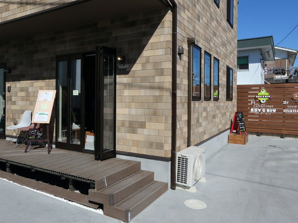 シンプルな一軒屋カフェ