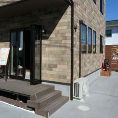 シンプルな一軒屋カフェ