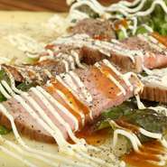 おかずクレープの代表でもある『ローストビーフと野菜』のクレープは、牛肉のしっかりした歯応えや旨味がたっぷりで、野菜でさっぱりした軽さをプラスしています。甘い物が苦手な男性の方にも人気の自慢の逸品です。