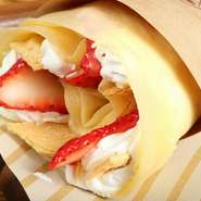 知り合いから紹介してもらった、静岡県内の信頼のおける生産者さんから直接仕入れています。朝採れたみずみずしいイチゴは、新鮮な甘味がたっぷり。甘さ控えめの生クリームとも合い、あっさりいただけます。