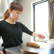 こだわりの食材でつくる、想いが詰まったクレープを食べてくれるお客様を大切に想っています。クレープが繋いでくれるご縁が、当店から広がったら嬉しい。人が集まりやすい、心が和む癒しの空間でありたいです。