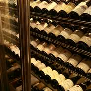 日本最古のワイナリー「まるき葡萄酒」のワインを取り揃えており、フランスワインを中心に約300種類以上をストック。好みのワインを堪能しましょう。
