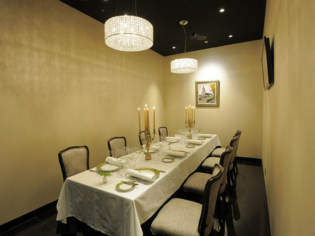 個室は大切な方との会食にふさわしい洗練されたスペース