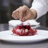 「おいしかった」「楽しかった」と言っていただけるよう、時にはお客様と冗談を交わすなど、テーブルごと、場面ごとにふさわしいおもてなしを大切にしています。ソムリエやチーズの専門家も常駐しております。