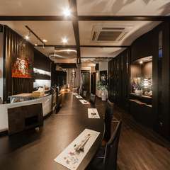 黒を基調としたシックな空間が広がるオシャレな鉄板焼の店