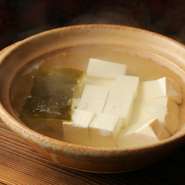 脈々と受け継がれる老舗の味と、職人の魂を見事に表現した『湯豆腐』。京都の湧水と滋賀県産「福豊」を使い早朝より仕込まれる手づくり豆腐と、枕崎産の本鰹節・利尻産の昆布を合わせた出汁がつくり上げる逸品です。