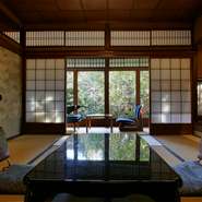 国内だけにとどまらず、海外からのお客様をおもてなしする場にふさわしい日本料理店。歴史の深さや京都らしい細やかな心使いが垣間見える和室で、過ぎゆく時間を心穏やかに堪能できます。