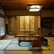 晴れの日にふさわしい上質な個室は、4部屋完備されています。結納や両家の顔合わせには、『京懐石料理祝い膳』が最適。四季折々の美しさと美味しさが満ち満ちた逸品が新たな門出に華をそえてくれます。