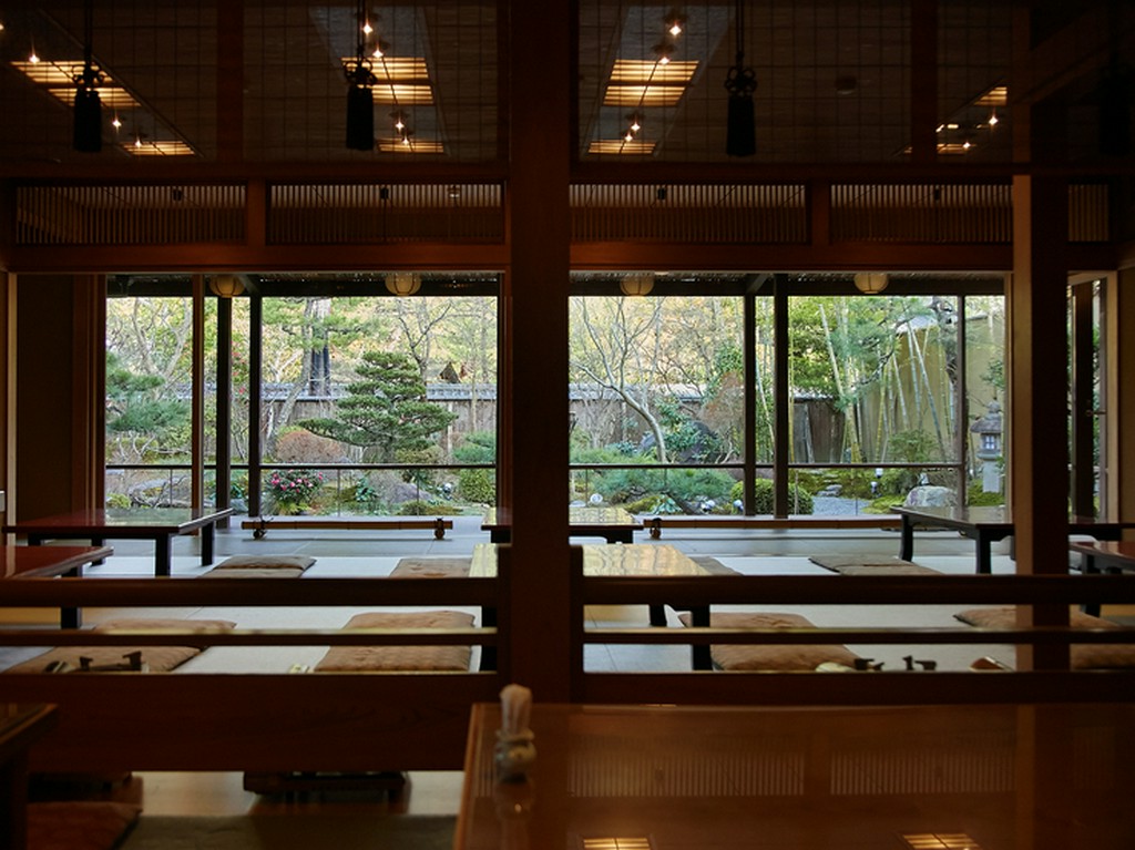 美しい庭園を眺めつつ、時が経つのを忘れてしまう優雅なひと時を