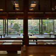 小川治兵衛がつくった庭園や、その後ろ側に見える東山など京都のなかでも指折りの景色を堪能できる場所。食事はもちろんのこと、芸術的な風景が織りなす非日常の時間をゆったりと感じたくなるお店です。