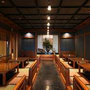 和の趣を大切に、奥ゆかしさを感じさせる空間が広がっています。広々とした座敷や歌舞伎の寄席を彷彿とさせる掘りごたつ席など異なる顔がある客間。気品ある古都京都を訪れた記念に、訪れてみてはいかがでしょう。