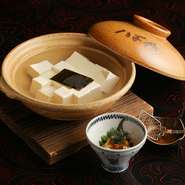 滋賀県産・一等「福豊」と京都の地下水を使用し、昔ながらの手作りにこだわった豆腐。利尻昆布と枕崎産の本鰹節をふんだんに使用した出汁の旨みが豆腐の風味に重なり、得も言われぬ味わいが広がります。