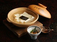 滋賀県産・一等「福豊」と京都の地下水を使用し、昔ながらの手作りにこだわった豆腐。利尻昆布と枕崎産の本鰹節をふんだんに使用した出汁の旨みが豆腐の風味に重なり、得も言われぬ味わいが広がります。