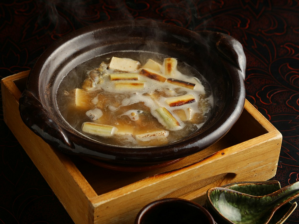 昆布、葱、焼豆腐、生姜などと一緒に2～3時間炊き、旨みをしっかりと抽出『すっぽん丸鍋』