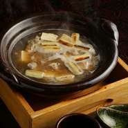 すっぽんの身がほぐれるほどの柔らかさを楽しめます。熊本の野池で、天然に近い状態で3年間育てられるものと、夏場は琵琶湖の天然ものを買い付け。冬場のすっぽんはより一層肉質と脂の乗りがよくなります。