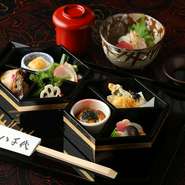 季節の素材を盛り込み、季節感豊かなお弁当。四季折々にテーマをかえ、料理長が一皿に表現していきます。丁寧な仕事が見て取れる逸品が整然とならびます。