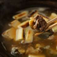 お食事は17:00～21:30にて承ります。（お席は、個室でご用意を致します。）
（お食事開始時間は最終19：30にてお願い致します。）
お献立内容は仕入れ状況等により変更することもございます。ご了承下さい。