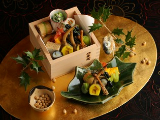 天ぷらや八寸など、美しい色合いで味を引き立たせてくれる野菜