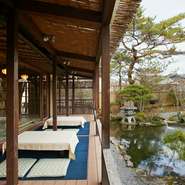 窓側からは7代目小川治兵衛氏がつくったお庭が、その後ろには東山の山々が見えます。池には鯉が泳ぎ、四季折々の花が咲く。庭園を見ながら味わうお食事と贅沢なひと時を、ゆったりとご堪能くださいませ。