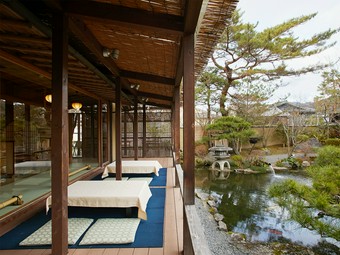 目の前に広がる日本庭園を眺めながら、くつろぎのひと時を