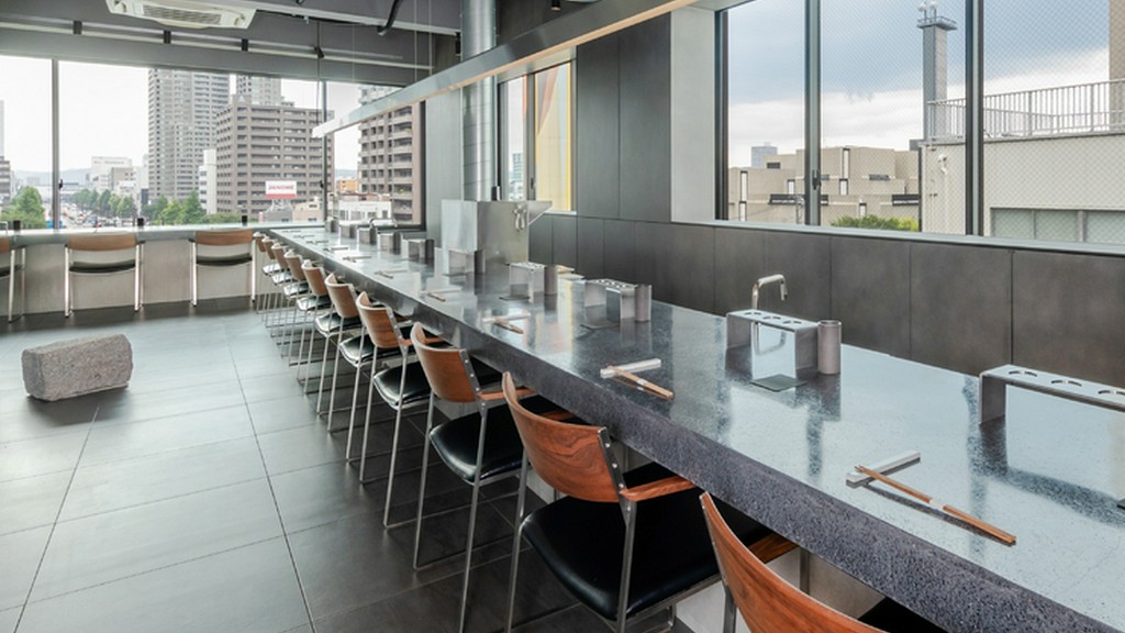 岡山を一望できる、カウンター席のみのプレミアム空間