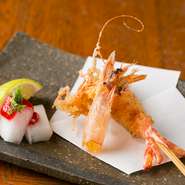 【串揚専門店　串兵衛】人気NO1のメニューです。主に瀬戸内海産の海老や、近海のエビを使用した、カリッカリ！プリッ！の食感が楽しめる一品です。