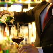 当ホテル専属のソムリエたちが自ら厳選し、料理に合わせて最適なワインをご提案いたします。フランスをはじめ世界各国よりリーズナブルなものからマニアも唸るような銘酒まで、豊富に取り揃えております。