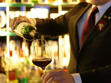 ソムリエが厳選、こだわりのワインを常時300本以上ご用意