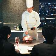 窓からは隣接する中島公園越しに遮るもの無く広がる札幌の夜景を堪能することが可能で、大小個室も完備しているので他のお客様に気兼ねなく過ごせるため、記念日でご利用いただくケースが大変多くなっております。