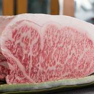 A5ランクの霜降り和牛や、旬を彩る魚介、野菜など、素晴らしい食材ばかりを揃えるのは、見事！というしかありません。さらにその主役たちを花開かせるための調味料も、世界各地からセレクトしています。