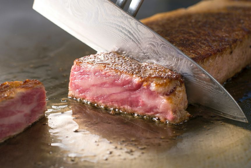 目の前でじっくりと焼き上げられる、霜降り和牛の塊肉