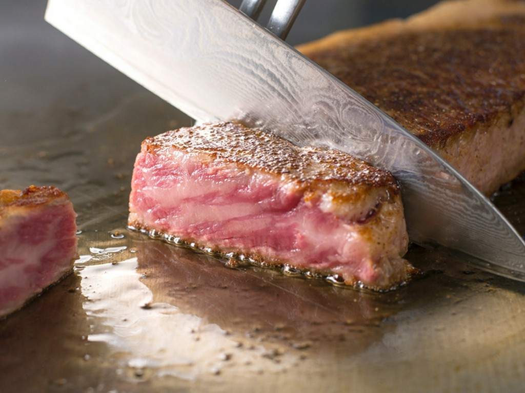 目の前でじっくりと焼き上げられる、霜降り和牛の塊肉