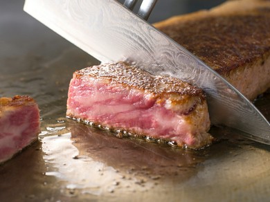 目の前でじっくりと焼き上げられる、霜降り和牛の塊肉