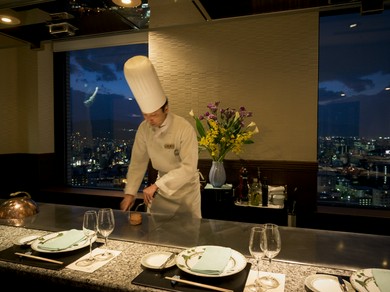 食材を生かす“シェフ”の妙技。弾む会話も楽しんで