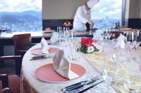 ●3日前の要予約 ●グラスシャンパン又はノンアルコールスパーク付 ●1日1組限定/4~8名様まで対応 ●室料5500円 ●オプション:卓上花 3,000円
※詳しくはお問合せください。
※写真はイメージ<サービス料込・税込>