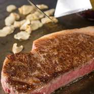 活えぞ鮑の鉄板焼きと、和牛ステーキ（フィレまたはサーロイン）に、前菜、エスカルゴ小壺焼きなど全7品。