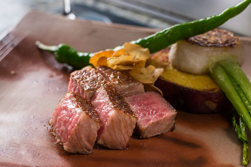 シェフこだわりの霜降り和牛を全国から選りすぐり