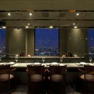 大小の個室やテーブル、唯一設けられたプレミアムルームなど、座席すべてから素晴らしい眺望が楽しめます。