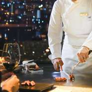 シェフが目の前で繊細に焼き上げる極上霜降り和牛を、大切な人と少人数でお楽しみください。