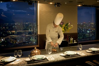 谷口ファーム生産“ふらの和牛”サーロインステーキと季節を楽しむ野菜の鉄板焼きコース。