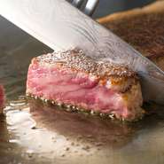 肉の圧倒的な味わい深さと、鼻腔にぬけるようなサシの甘い余韻に惚れ込みました。当店では、特に融点の低い脂が口の中でとろける「特製ふらの和牛」のフィレとロースをステーキでご提供しています。