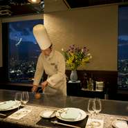 選りすぐりの食材たちが持つ旬の勢いある味わい。その味が、最も花開くべく料理しております。また記憶に残る時間をお過ごしいただけるため、何ができるかを常に考え、キッチン及び鉄板カウンターに立っています。