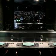 すべての席から窓の外を眺められる開放的な空間。大切な方を招いてのお席や、デート、記念日のみならずプロポーズの舞台としてのご利用も多いです。シェフが担当するお席の成功率は100％をお約束します。