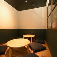 入店時に靴を脱い上がるの店内。知り合いのお宅に訪れたような雰囲気で郷土料理が食べられる。個室は、6名程度で利用できるようになっており禁煙。小さな子供や妊娠中の方でも訪れやすく、家族連れ利用も多い。