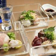ブランド地鶏「地鶏頭（じとっこ）」を新鮮な状態で。鶏ももタタキ、胸肉、砂ずり、生レバー、鶏皮の盛り合わせ。※入荷状況によって部位変更あり。九州独特の甘醤油と、部位に合わせた様々な薬味で味わえる。