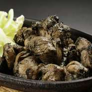 炭火に油を注いでスモークしながら焼き上げる宮崎名物の真っ黒な「地鶏炭火焼き」。はごたえが特徴の「みやざき地鶏」と、やわらかさが魅力の「霧島鶏」、食感の異なる2種類の宮崎ブランド地鶏で楽しめる。